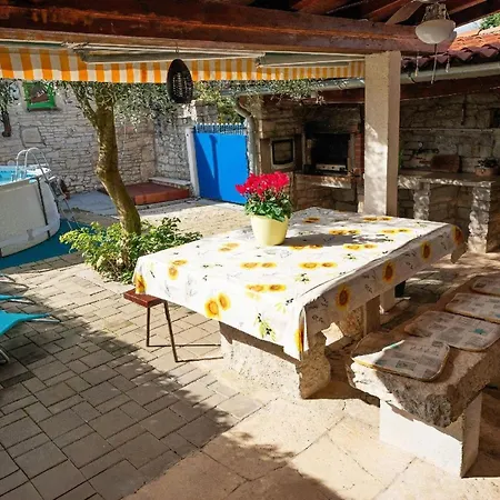 別荘 Tolles In Mit Privatem Pool Peresiji